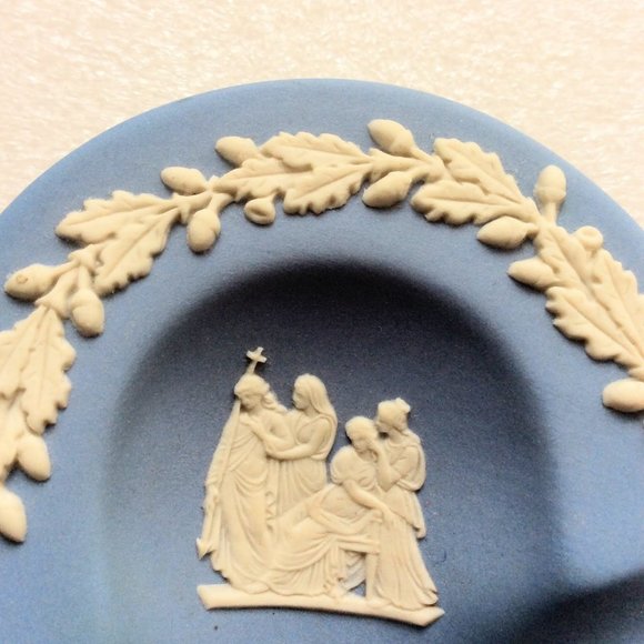 Vintage Wedgwood Blue Jasperware Neoclassical Clover Shaped Trinket Tray - Picture 4 of 7